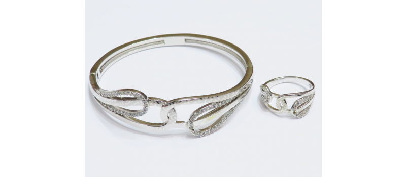 18 K white plated bangles with ring